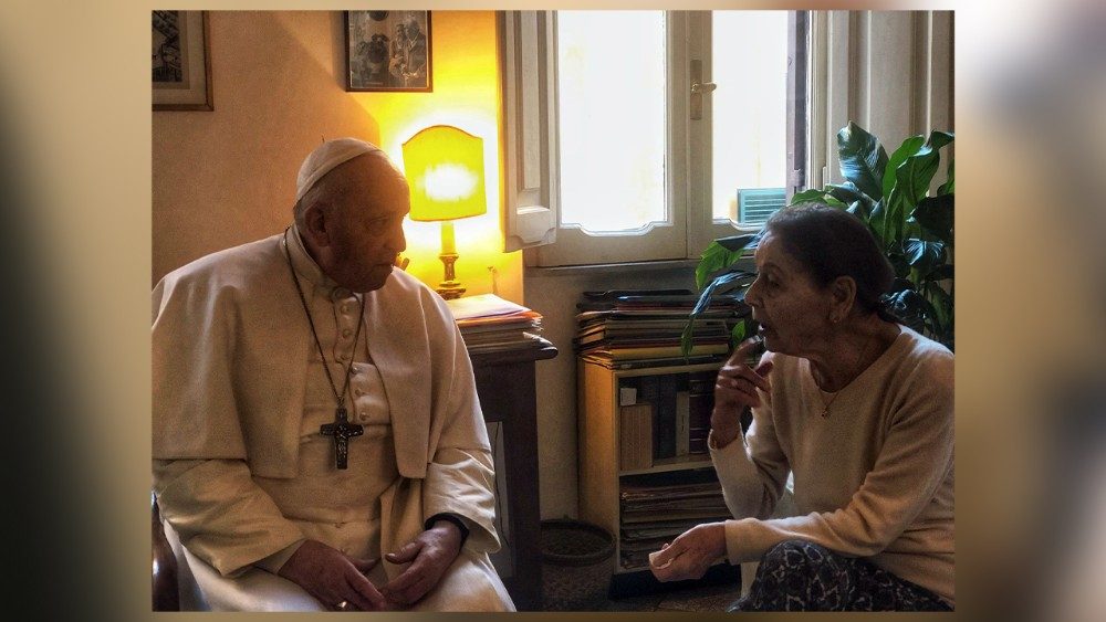 RELIGIÓN | El Papa Francisco visita a Edith Bruck, superviviente de Auschwitz
