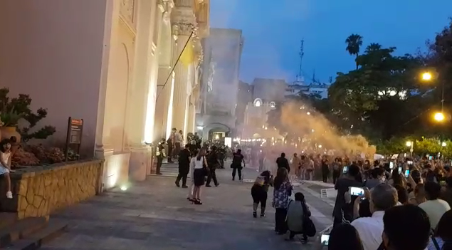 SALTA | Multitudinaria marcha terminó con incidentes y policías en la Catedral